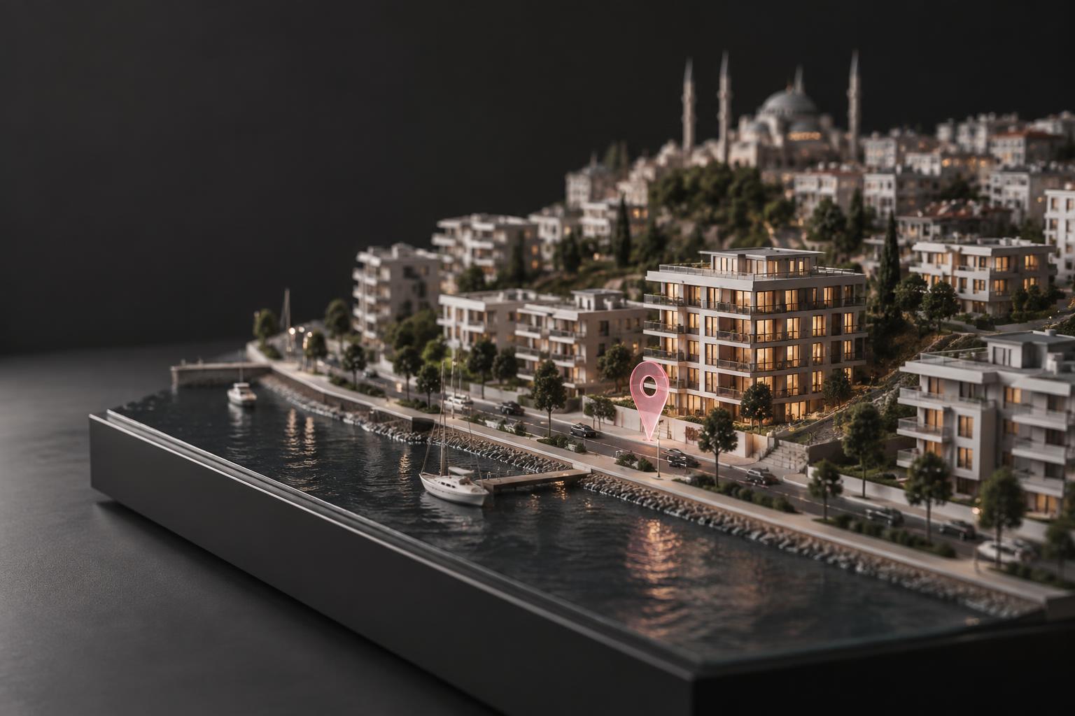 İstanbul'da bir yerleşimi temsil eden mimari maket ve bir binayı işaretleyen pembe konum işareti